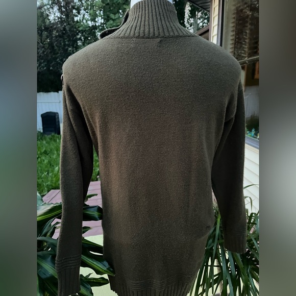 Anthropologie Women’s Small (Oversized) Green Sweater with Button Embellishment - Picture 3 of 8